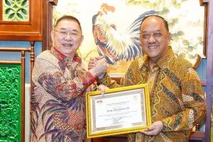 KONI Beri Penghargaan Tokoh Peduli Olahraga Kepada Jerry Hermawan Lo