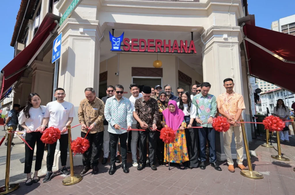 Kuliner Minang Mendunia, Menteri Ekraf Resmikan Restoran Sederhana di Singapura
