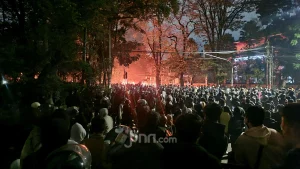 Lampu Jalan Bundaran HI Padam di Tengah Aksi Demo Mahasiswa, Massa Bertahan, Netizen Mengecam