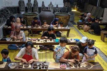 Libur Sekolah, Anak-anak Belajar Membuat Kerajinan Tanah Liat di Museum Radya Pustaka