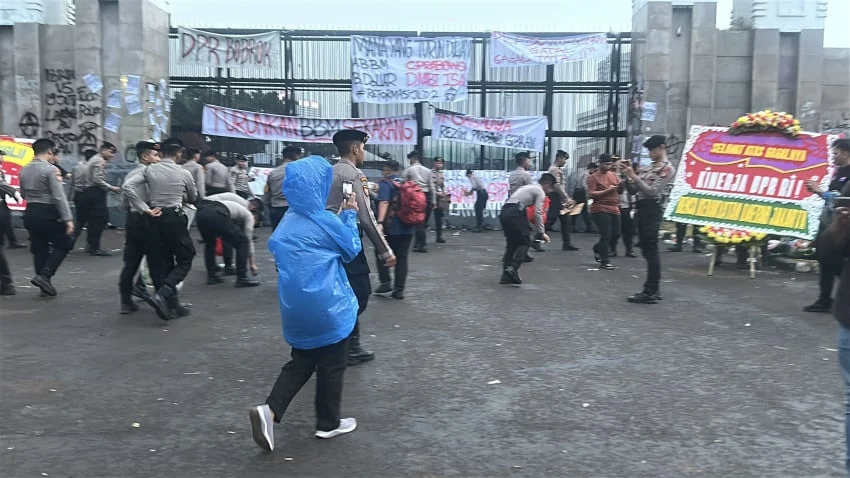 Mahasiswa BEM SI Kerakyatan Bubar Setelah Demo di Depan Gedung DPR