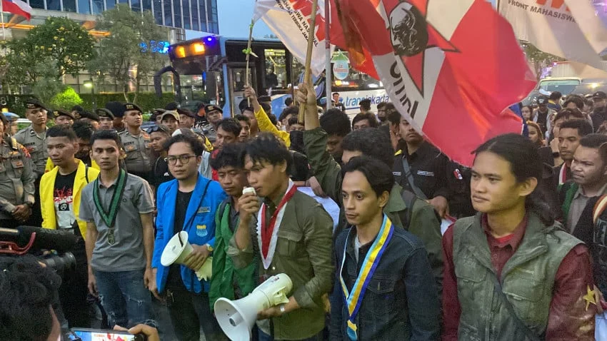 Mahasiswa yang Demo di Jalan Jenderal Sudirman Membubarkan Diri