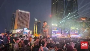Makin Malam Makin Padat, Warga di Bundaran HI Ramaikan Puncak HUT DKI
