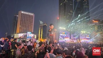 Makin Malam Makin Padat, Warga di Bundaran HI Ramaikan Puncak HUT DKI