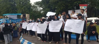 Massa Dukung MBG Gelar Demo di Depan Gedung DPRD Jember