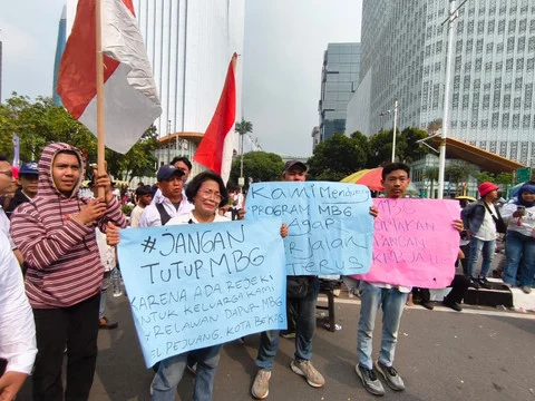 Massa Gelar Demo di Kawasan Monas, Dukung Program MBG Dilanjutkan