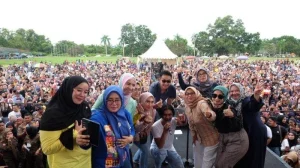 Maulana-Diza Tumpah Ruah Bersama Ribuan Masyarakat Jambi di Acara Malam Hiburan Rakyat