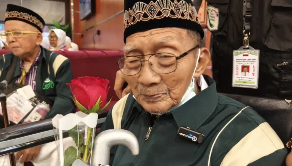 Mbah Harjo: Tunanetra yang Menyelesaikan Puncak Haji dengan Keberanian