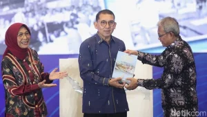 Menbud Fadli Zon Luncurkan Buku Antologi Puisi 'Mimpi-Mimpi yang Kupelihara'