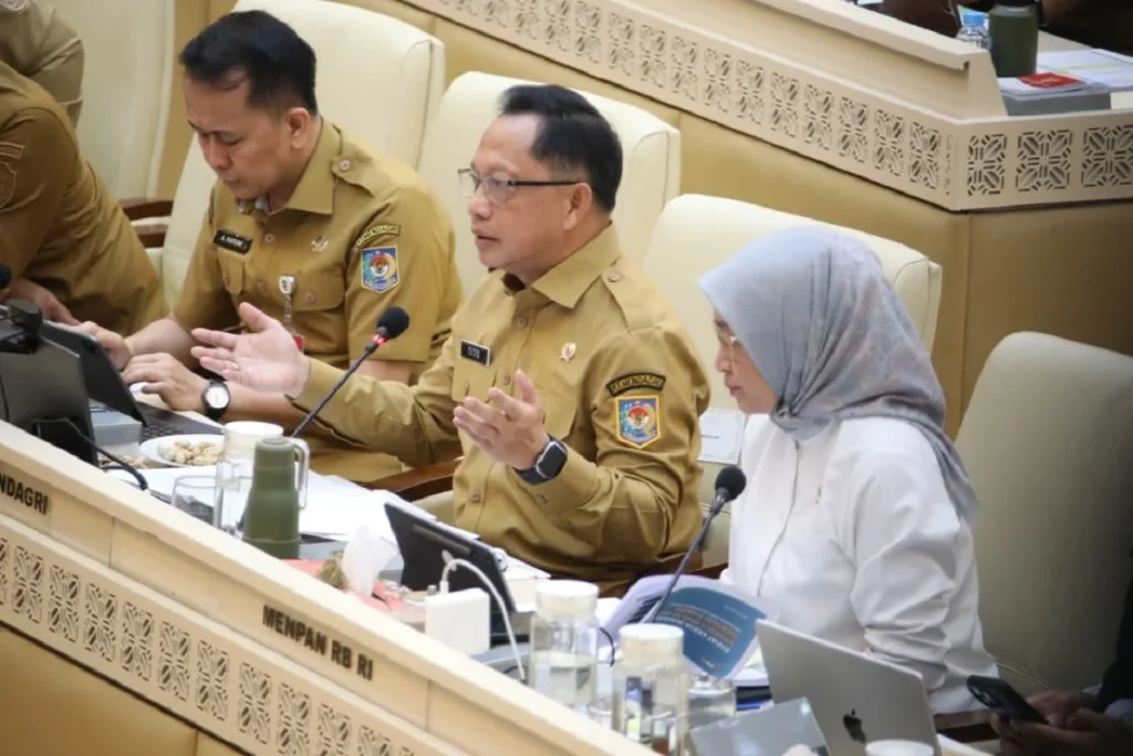 Mendagri Imbau Pemda Tidak Merekrut Honorer Baru: Kritik dari Honorer Administrasi