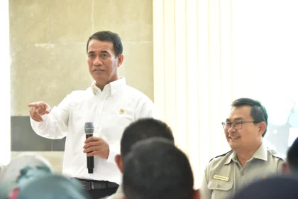 Mentan Amran Sedekahkan Gaji untuk Mahasiswa Yatim Piatu