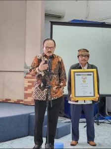 Menteri Ekraf Terima Anugerah Pelopor Kemerdekaan Pers Indonesia