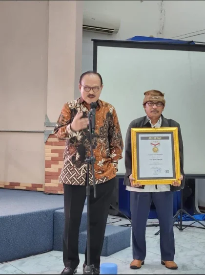 Menteri Ekraf Terima Anugerah Pelopor Kemerdekaan Pers Indonesia