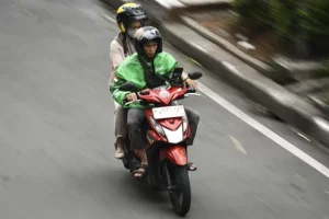 Ojol di Jaktim Memohon dan Panjat Truk Dishub saat Motornya Diangkut
