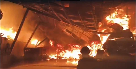 Pabrik Sendal di Tangerang Terbakar, Asap Hitam Membubung Tinggi