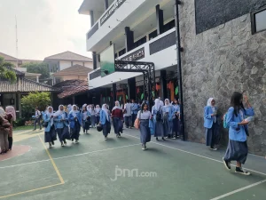 Pemprov Jabar Tanggung Biaya Sekolah Ribu Siswa yang Gagal Masuk Negeri