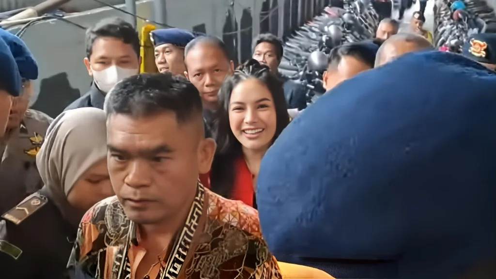 Penampakan Noel Ebenezer di Sidang Vonis, Dikerumuni-Ada Bawa Wayang