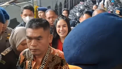 Penampakan Noel Ebenezer di Sidang Vonis, Dikerumuni-Ada Bawa Wayang