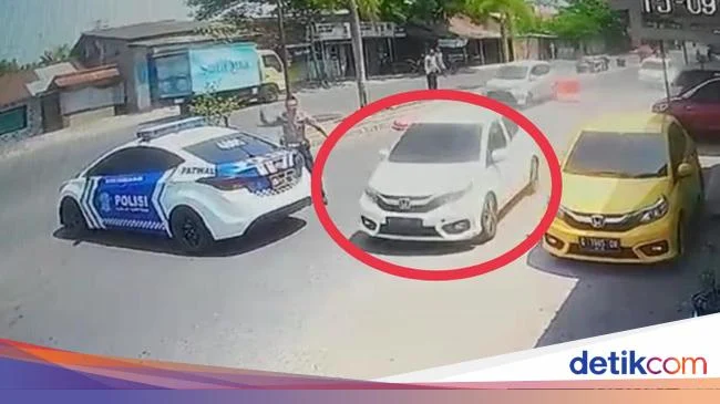 Pengemudi Brio di Bekasi Diamuk Massa Setelah Diduga Tabrak Lari