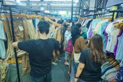 Pengunjung Berburu Perlengkapan Outdoor di Indofest 2026
