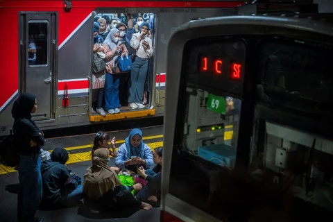 Penumpang Commuter Line Diturunkan Petugas Dipicu Masalah Payung