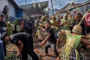 Perang Tomat di Lembang Jadi Simbol Buang Sial dan Sambut Harapan Baru