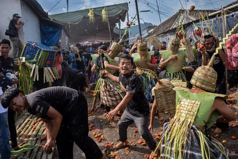 Perang Tomat di Lembang Jadi Simbol Buang Sial dan Sambut Harapan Baru