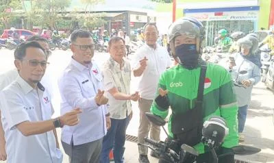 Perindo Sultra Bagikan 500 Kupon BBM Gratis untuk Ojol dan Warga Kendari