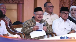 Pertanyakan Klaim Mendikdasmen Soal MBG, Tere Liye Tantang Data 43 Juta Murid