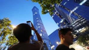Pesawat Menabrak Gedung Tertinggi Beijing, Pilot Tewas dan 18 Orang Terluka