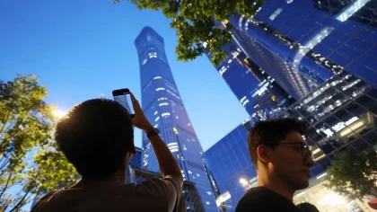Pesawat Menabrak Gedung Tertinggi Beijing, Pilot Tewas dan 18 Orang Terluka
