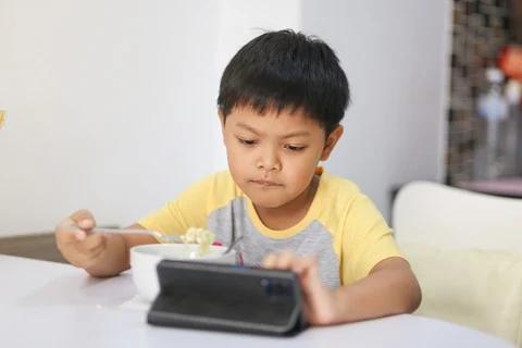 Phubbing: Ketika Gadget Merenggut Kehangatan Meja Makan Keluarga