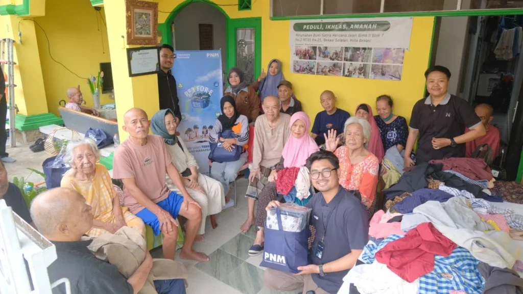 PNM Salurkan Pakaian RE3 For-E untuk Para Disabilitas dan Lansia