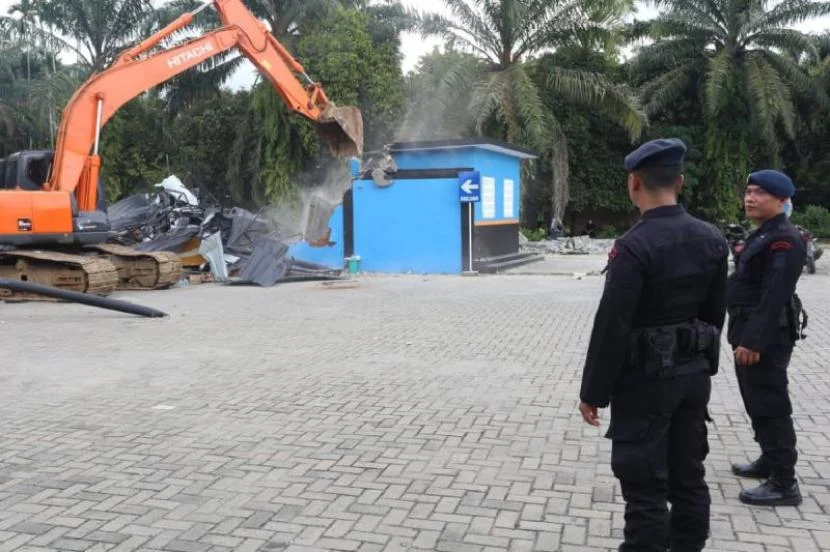 Polisi Hancurkan Bangunan Kosong di Sumut Diduga Jadi Tempat Peredaran Narkoba