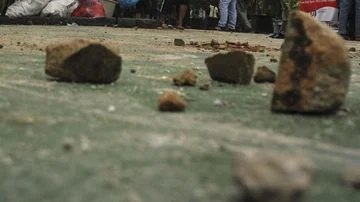 Polisi Lampung Dilempari Batu Saat Mau Tangkap DPO Begal di Pernikahan