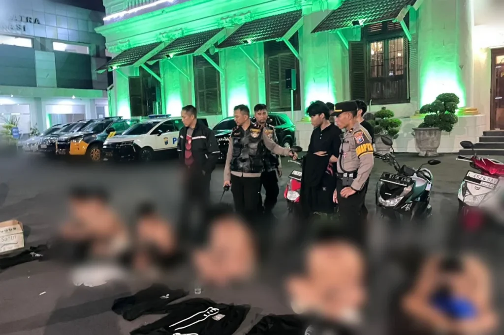 Polrestabes Surabaya Tangkap 8 Pemuda Diduga Akan Lakukan Pengeroyokan