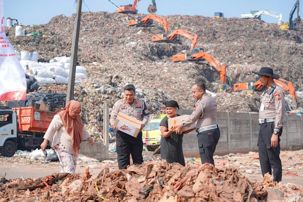 Polri Berbagi di TPA Burangkeng, Warga Bersyukur Terima Bansos