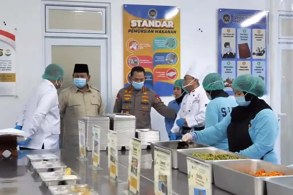 Presiden Prabowo Tinjau Dapur MBG di Palmerah dan Mengenakan APD