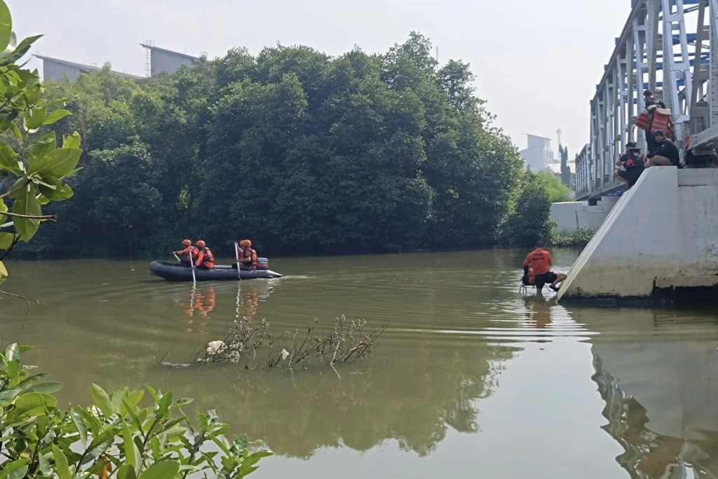 Pria Asal Surabaya Tenggelam Saat Memancing di Sungai Kali Lamong