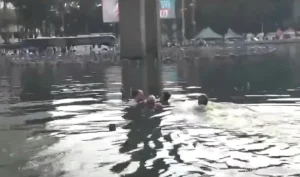 Pria Berenang di Bundaran HI Bukan Orang Sembarangan