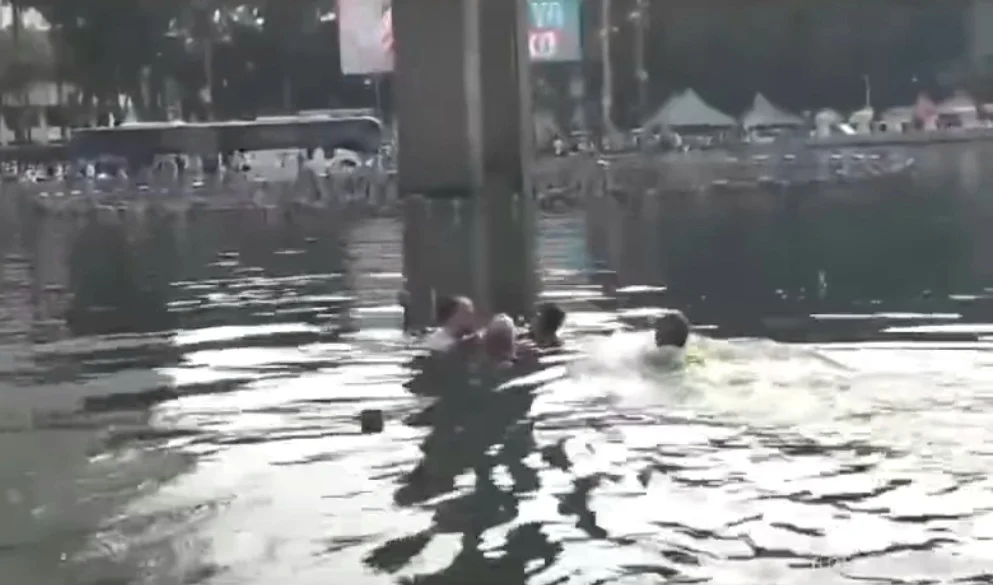 Pria Berenang di Bundaran HI Bukan Orang Sembarangan