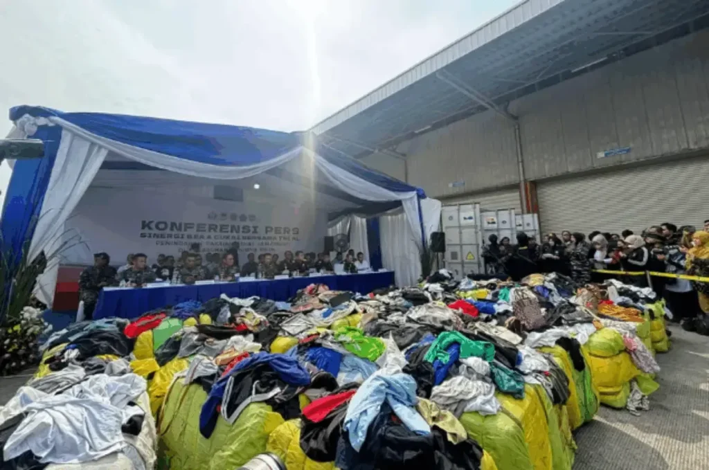 Purbaya Sita 43 Kontainer Baju Bekas Ilegal di Tanjung Priok