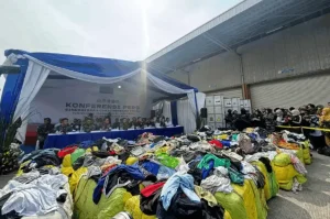 Purbaya Sita 43 Kontainer Baju Bekas Ilegal di Tanjung Priok