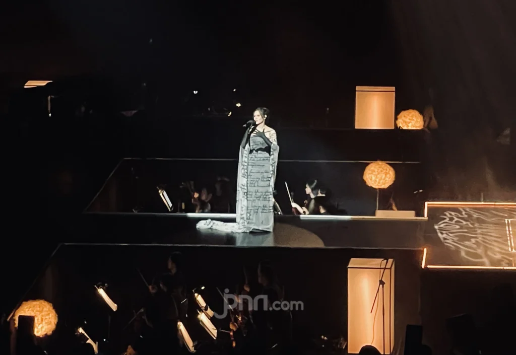 Raisa Menangis di Konser Love & Let Go di Jakarta Convention Center