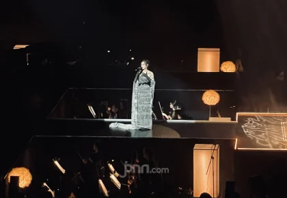 Raisa Menangis di Konser Love & Let Go di Jakarta Convention Center