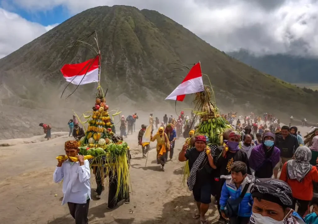 Ritual Yadnya Kasada di Kawah Bromo Memikat Ribuan Wisatawan