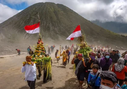 Ritual Yadnya Kasada di Kawah Bromo Memikat Ribuan Wisatawan