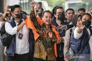 Roy Suryo Dibawa Polisi ke Kejari Jaksel, Ekspresi Mengepalkan Tangan