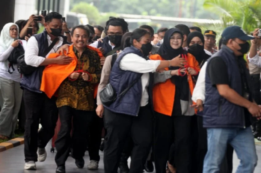 Roy Suryo Tolak Pakai Baju Tahanan Sebelum Masuk Kejaksaan