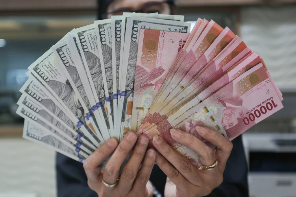 Rupiah Ambrol Rp 17.900 per USD, IHSG Jeblok Nyaris 5%